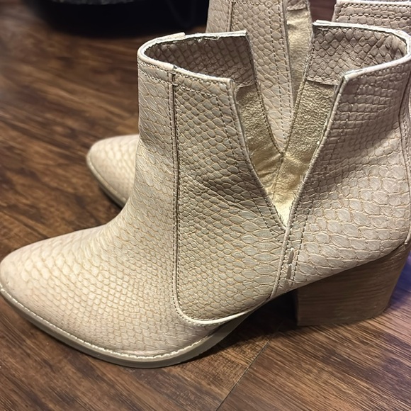 BEIGE WESTERN BOOTIES SIZE 9 - Picture 1 of 4
